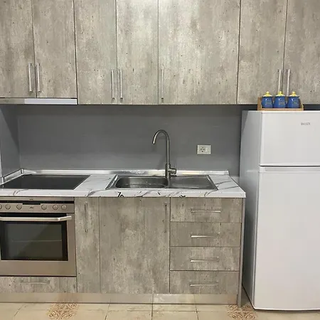 Esi * Golem (Tirana)